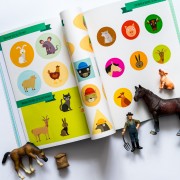 Монтессорі: світ досягнень. Моя перша книга з фантастичними наліпками. На фермі